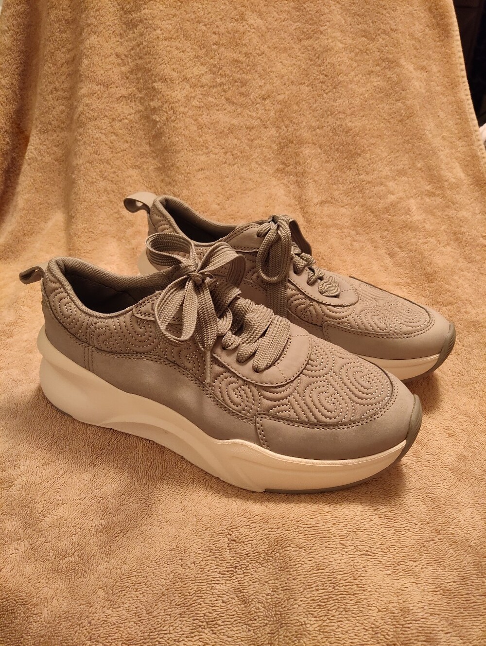 UGG Women’s LA Glide Stitch Leather Sneakers - Gray
